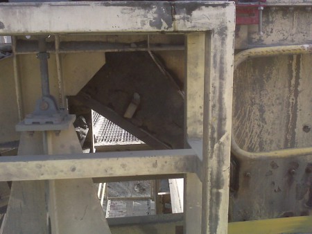 Trabajos de modificación y reparación de chutes pantalón, chutes de transferencia. 